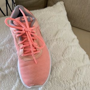 Used sneakers in perfect condition for girls